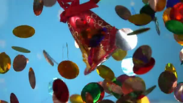 Красный колокол на синем фоне и конфетти. праздничный дизайн фона . — стоковое видео