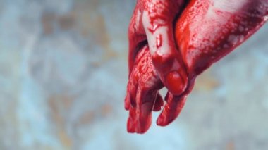 Kanlı eller, ellerinden kan damlıyor. Boşluğu kopyala