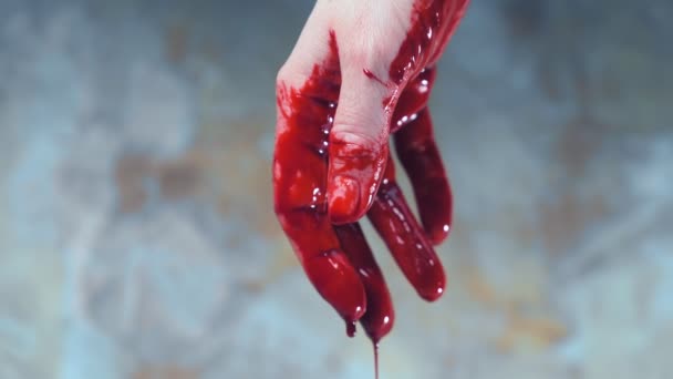 Mani insanguinate, sangue che gli sgocciola dalle mani. copia spazio — Video Stock