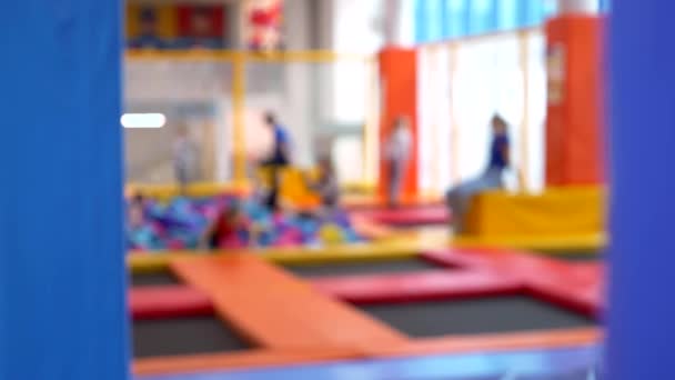 Fundo desfocado. crianças pulando em trampolins no centro de trampolim — Vídeo de Stock