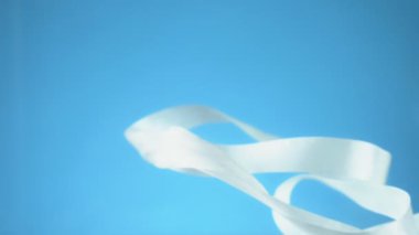 Mavi arka planda suyun altında beyaz kurdele. Boşluğu kopyala