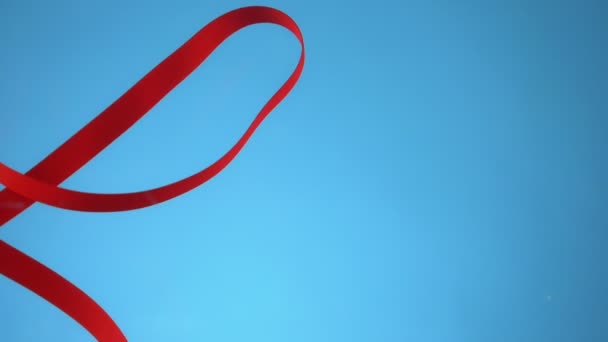 ruban rouge sous l'eau sur fond bleu. espace de copie 