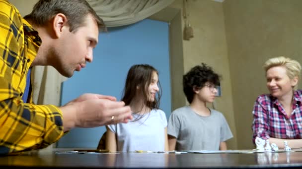 Casas de ocio familiar. la familia juega Juegos de mesa en casa . — Vídeo de stock