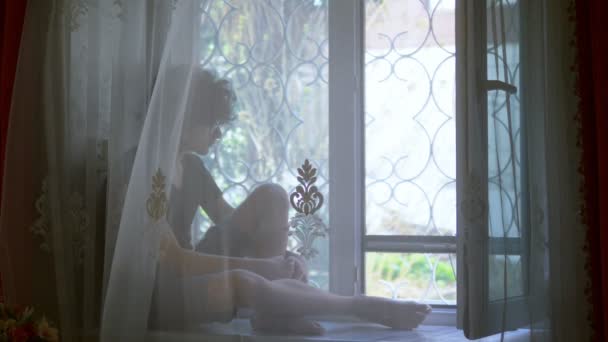 在奥德诺奇韦夫，一个少年坐在郁金香后面的窗台上. — 图库视频影像