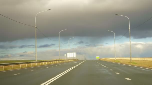 Autobahn mit Fahrbahnmarkierungen und Ampeln auf dem Land — Stockvideo