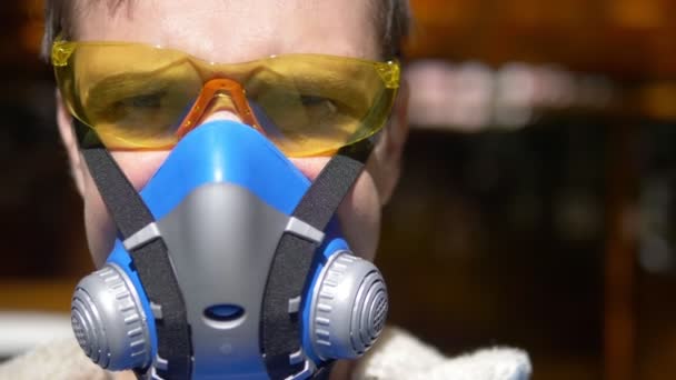 Man in respirator outdoors on a clear Sunny day. super closeup. portrait — Stock Video