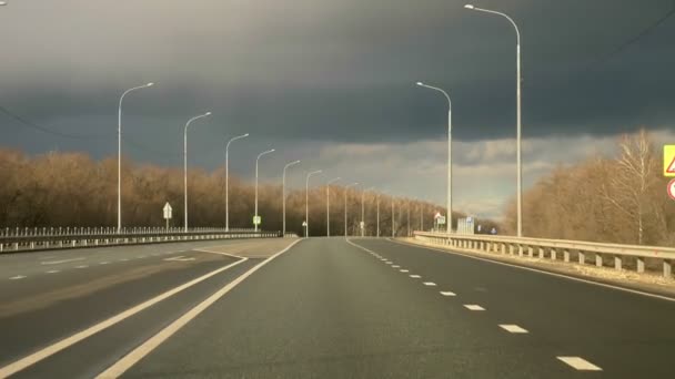 Autostrada con segnaletica stradale e luci in campagna — Video Stock