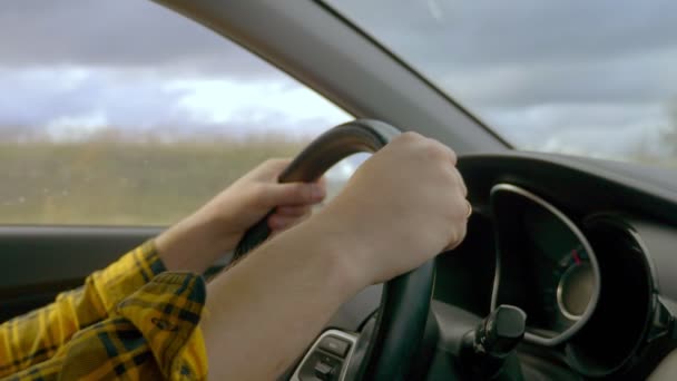 Fechar. mãos de um homem dirigindo um carro enquanto dirige — Vídeo de Stock