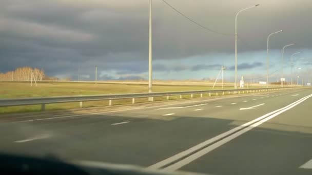 Αυτοκινητόδρομος με οδικά σήματα και φώτα στην ύπαιθρο — Αρχείο Βίντεο