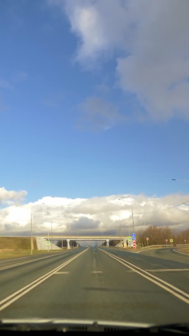 Vista vertical desde el parabrisas de un coche en un viaducto de carretera vacío — Vídeo de stock