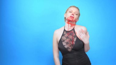 Mavi arka planda kanayan bir yüzü olan güzel bir kadın. Boşluğu kopyala