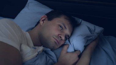 Dikey olarak. Sis arka planında solunum cihazındaki adam. Boşluğu kopyala