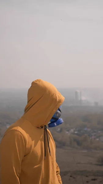 Pionowo. Mężczyzna w respiratorze na zewnątrz na tle smogu. przestrzeń kopiowania — Zdjęcie stockowe