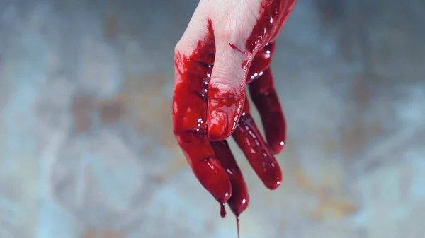 Mãos ensanguentadas, sangue a escorrer das mãos. espaço de cópia — Fotografia de Stock