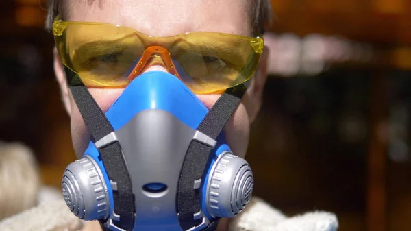 Man in respirator outdoors on a clear Sunny day. closeup. portrait — Stock Photo, Image