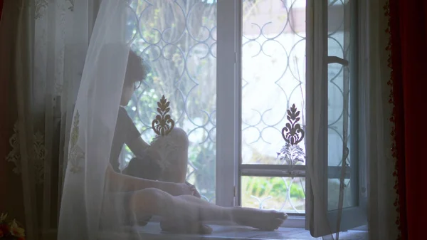 在奥德诺奇韦夫，一个少年坐在郁金香后面的窗台上. — 图库照片