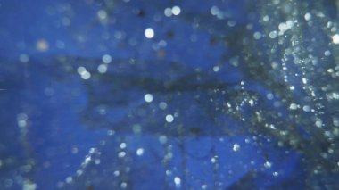 Suyun altında şeffaf parlak bir madde. Boşluğu kopyala.