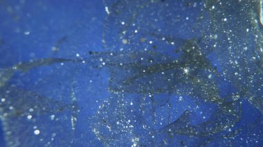 Suyun altında şeffaf parlak bir madde. Boşluğu kopyala.