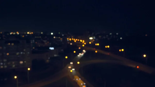 배경 이 흐릿 합니다. 밤의 도시 링 도로. 흐릿 한 빛. — 스톡 사진