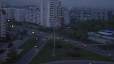 Arka plan bulanık. Night City çevre yolu. Bulanık ışıklar.