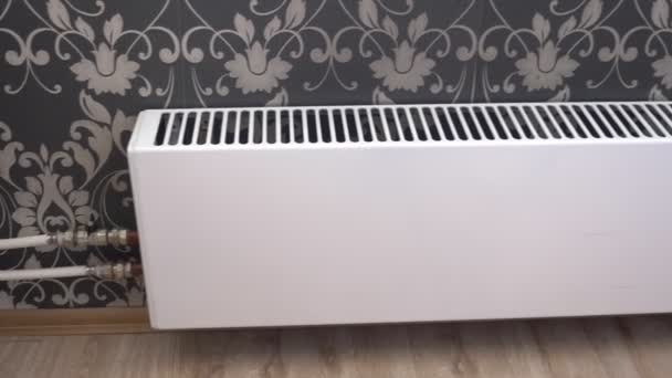 Konvektion batteri i lägenheten väggar med svart och vitt Bakgrund — Stockvideo