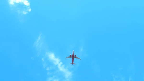푸른 하늘 위를 날고 있는 단어들로 가득 한 비행기 — 스톡 사진