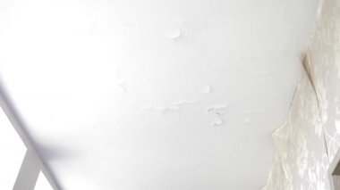 Tamir gerektiren odalar. Duvar kağıdı soymak ve kırık alçı