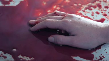 Kanlı eller, ellerinden kan damlıyor. Boşluğu kopyala