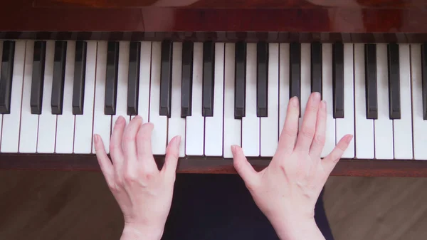 Fechar. as mãos femininas tocam piano clássico. espaço de cópia — Fotografia de Stock