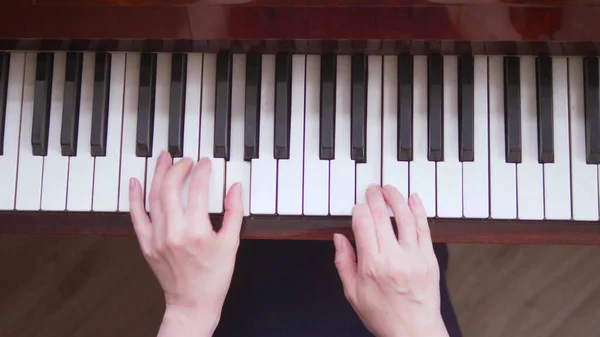 Detailní záběr. ženské ruce hrají na klasické piano. kopírovat prostor — Stock fotografie