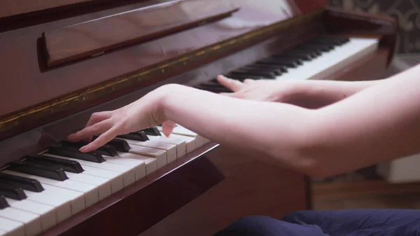 Detailní záběr. ženské ruce hrají na klasické piano. kopírovat prostor — Stock fotografie