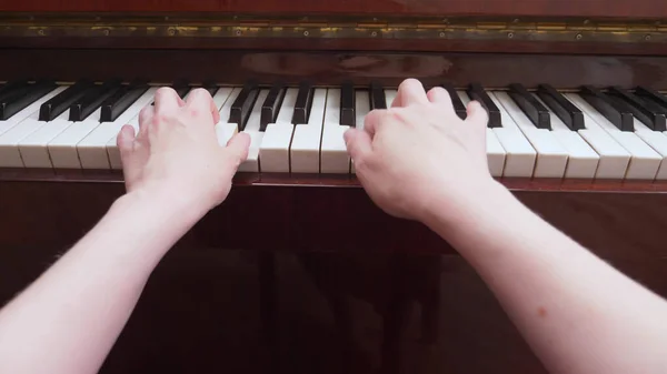 Primer plano. manos femeninas tocan el piano clásico. espacio de copia — Foto de Stock