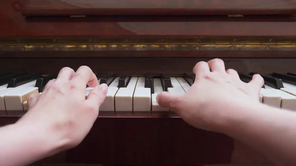 Fechar. as mãos femininas tocam piano clássico. espaço de cópia — Fotografia de Stock