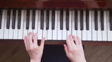 Yakın plan. Kadın elleri klasik piyano çalar. Boşluğu kopyala