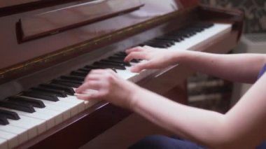 Yakın plan. Kadın elleri klasik piyano çalar. Boşluğu kopyala