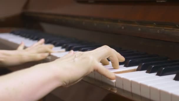 Κοντινό πλάνο. Τα γυναικεία χέρια παίζουν κλασικό πιάνο. αντίγραφο χώρου — Αρχείο Βίντεο