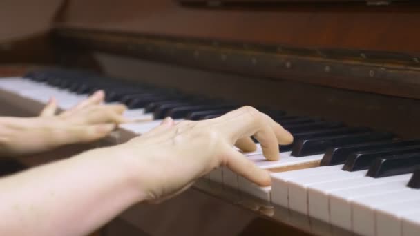 Primo piano. le mani femminili suonano il pianoforte classico. copia spazio — Video Stock