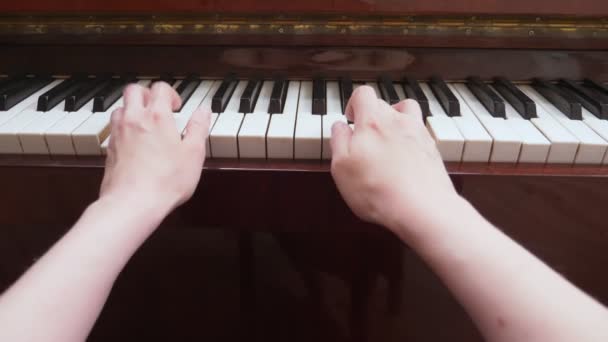 Detailní záběr. ženské ruce hrají na klasické piano. kopírovat prostor — Stock video