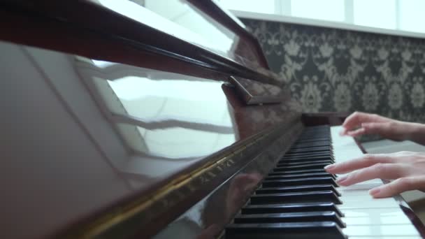 클로즈업. 여성 손 이 클래식 피아노를 연주 한다. 복사 공간 — 비디오
