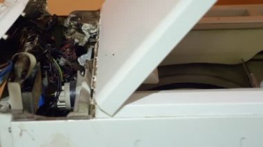 Çamaşır makinesi kısa devreden sonra yandı. yangın riski