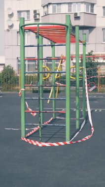 Dikey olarak. Koronavirüs salgını sırasında oyun parkı boşmuş. uyarı bantları