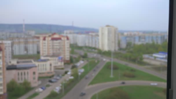 Verticalement. le fond flou. trafic à un carrefour de la ville . — Video