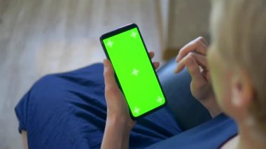 Yakın plan. Akıllı telefonun krom anahtar ekranı. Kadın cep telefonu kullanıyor.