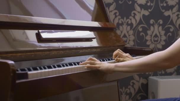 Primer plano. manos femeninas tocan el piano clásico. espacio de copia — Vídeo de stock