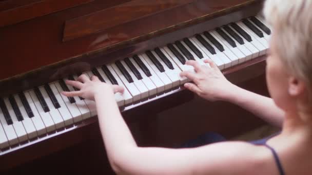 Mulher frágil elegante toca piano em casa na sala de estar — Vídeo de Stock