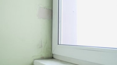 Modern bir konut binasında yamaçlar ve pencere pervazları arasındaki çatlaklar