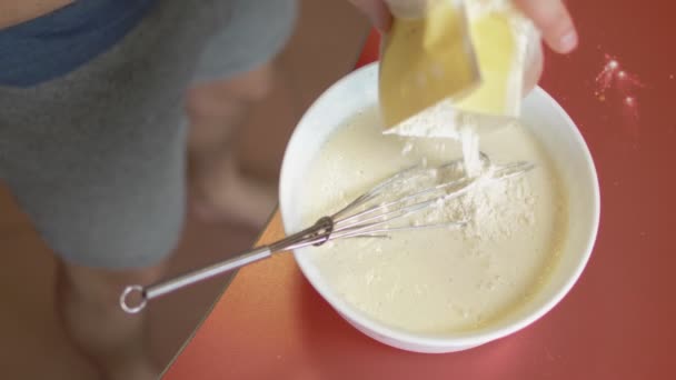 Närbild. En man slår ägg med mjöl. göra dessert i hemköket — Stockvideo