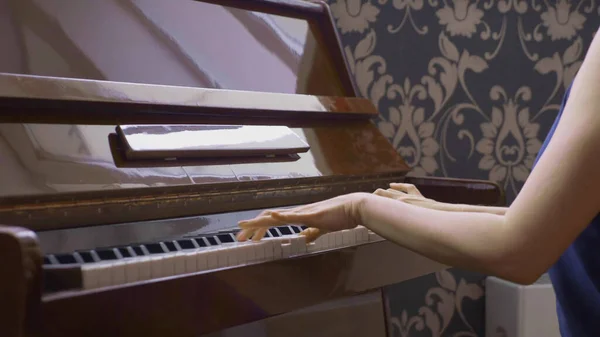 Primer plano. manos femeninas tocan el piano clásico. espacio de copia —  Fotos de Stock