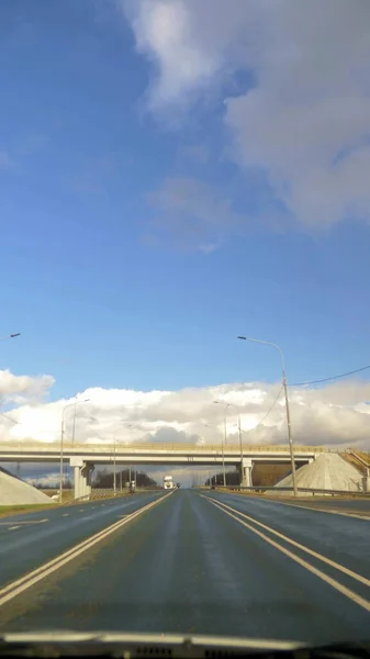 Vista vertical desde el parabrisas de un coche en un viaducto de carretera vacío — Foto de Stock