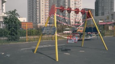 Koronavirüs salgını sırasında oyun parkı boşmuş. Uyarı kasetleri.